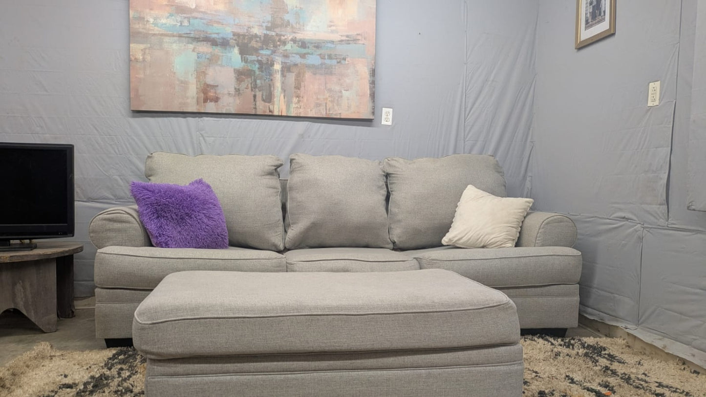 🛋️💥 Ashley Gray Sofa And Ottoman!💥 Free Delivery And Financing Available!